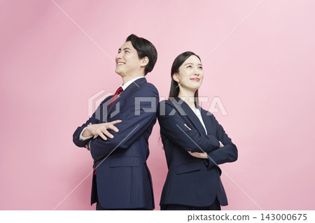 粉紅色背景下的商人和女商人肖像。 143000675