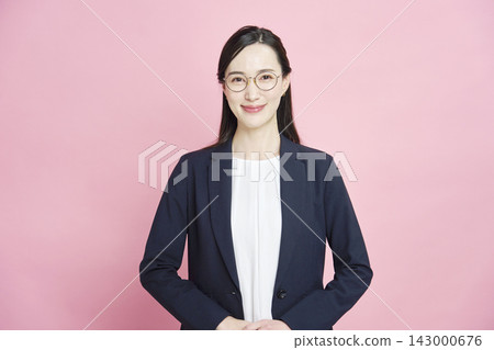 女商人肖像，粉紅色背景，直視鏡頭。 143000676