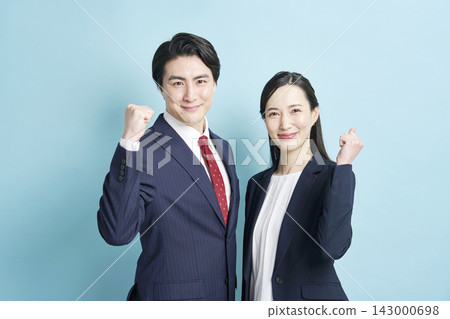 做膽量姿勢的男性和女性商人 143000698