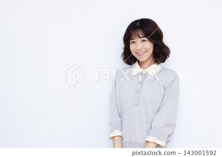 一個女人帶著微笑 143001592
