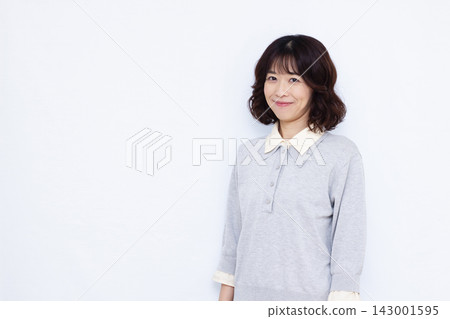 一個女人帶著微笑 143001595