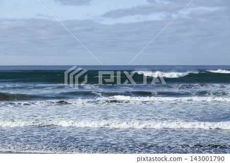 湘南片瀨西濱:受低氣壓系統影響,湧浪正在湧來。 湘南片瀨西濱:受低氣壓系統影響,湧浪正在湧來。 143001790