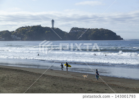 湘南片瀨西濱:江之島和海岸線的晨景 湘南片瀨西濱:江之島和海岸線的晨景 143001793