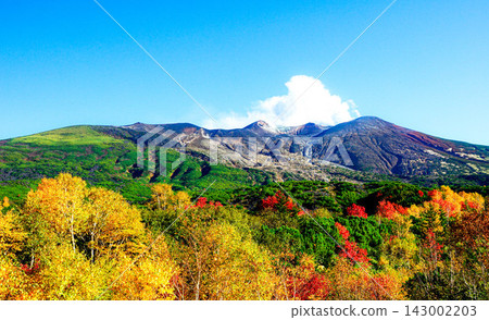 在晴朗的秋夜下，從北海道美瑛町的菩提台眺望十勝山，可以看到絢麗多彩的秋色。 143002203