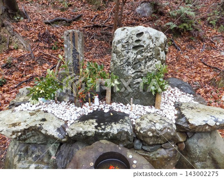 Mikasazuka (Shirataka Daimyojin) | A legend of love and a stone monument remaining in the mountains Mikasazuka (Shirataka Daimyojin) | A legend of love and a stone monument remaining in the mountains 143002275