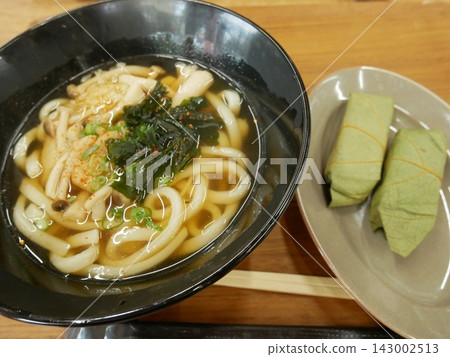 烏龍麵和奈良特產柿葉壽司。 烏龍麵和奈良特產柿葉壽司。 143002513