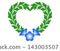 心形植物相框，飾有藍色的粉蝶花和綠色的葉子。 143003507