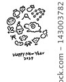 可愛的綿羊和吉祥的新年圖案，構成一張圓形新年卡片插圖。單色線條畫，手繪。 2027年。豎版格式。 143003782