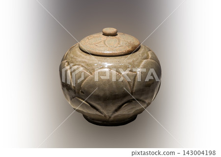 Tang Dynasty Yue Ware Celadon Lidded Jar with Carved Lotus Petal Pattern Tang Dynasty Yue Ware Celadon Lidded Jar with Carved Lotus Petal Pattern 143004198