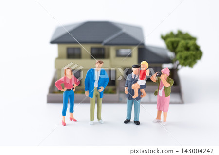 一棟兩戶人家的房子,裡面住著一位家長和一個孩子 一棟兩戶人家的房子,裡面住著一位家長和一個孩子 143004242