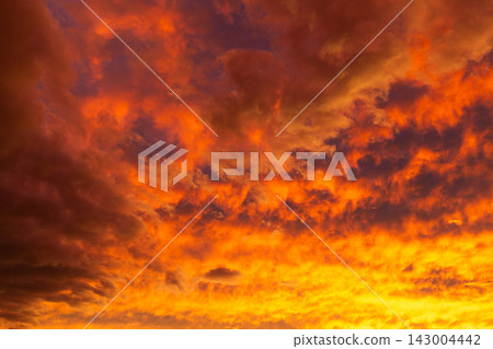 颱風過後,天空呈現一片鮮紅的夕陽。 颱風過後,天空呈現一片鮮紅的夕陽。 143004442