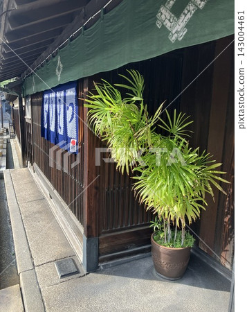 充滿日式匠技藝與歷史的空間 / 漫步於充滿傳統與莊重氣息的驛站小鎮 / 暖簾與花園樹木 充滿日式匠技藝與歷史的空間 / 漫步於充滿傳統與莊重氣息的驛站小鎮 / 暖簾與花園樹木 143004461