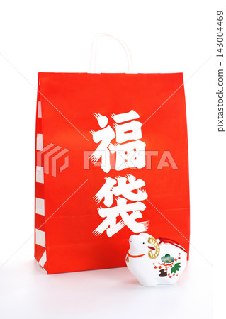 New Year's greeting card material: Year of the Sheep - Cute white sheep and lucky bag New Year's greeting card material: Year of the Sheep - Cute white sheep and lucky bag 143004469