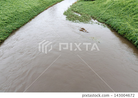 被大雨淹沒的河 143004672