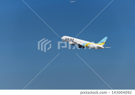 飛機起飛 飛機起飛 143004892