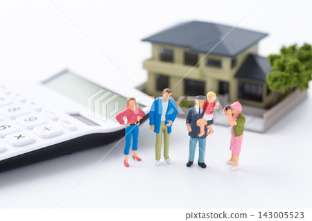 一棟雙拼住宅、一棟房子和一台白色計算器 一棟雙拼住宅、一棟房子和一台白色計算器 143005523