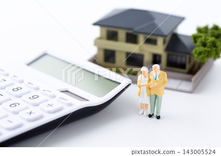 一對老年夫婦、一棟房子和一台白色計算器 一對老年夫婦、一棟房子和一台白色計算器 143005524