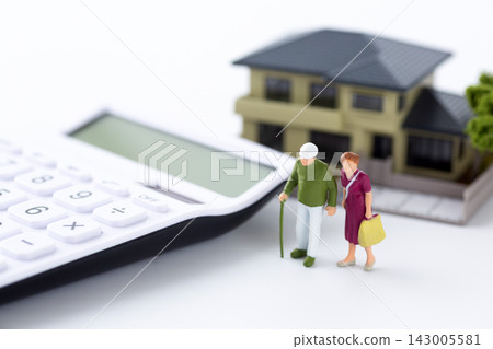 一對老年夫婦、一棟房子和一台白色計算器 一對老年夫婦、一棟房子和一台白色計算器 143005581