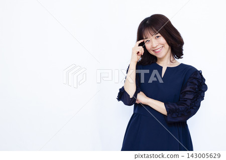 一個女人抱著頭思考 143005629