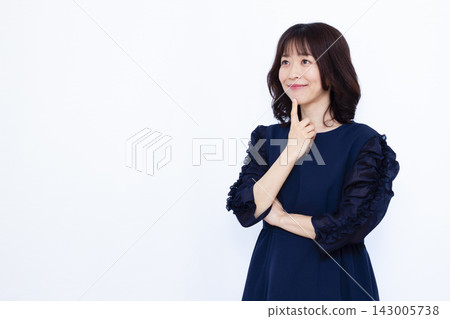 微笑著思考的女人 143005738