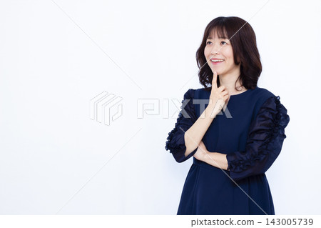 微笑著思考的女人 143005739