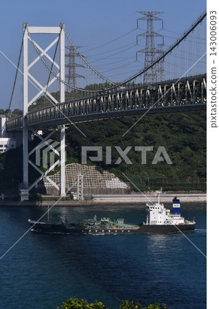 途經關門海峽和關門海峽大橋的船隻 途經關門海峽和關門海峽大橋的船隻 143006093