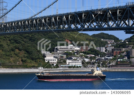 途經關門海峽和關門海峽大橋的船隻 途經關門海峽和關門海峽大橋的船隻 143006095
