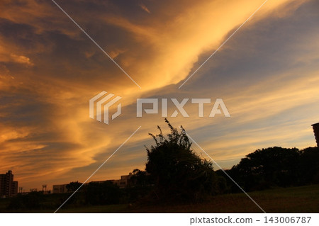 在落日的天空中漂浮的雲 在落日的天空中漂浮的雲 143006787