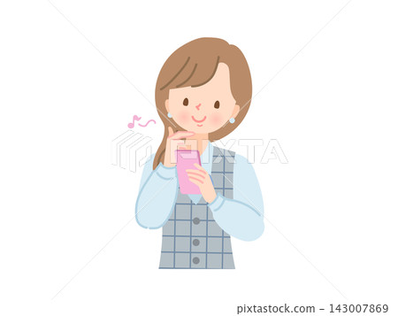 微笑的女人看著智慧型手機螢幕 微笑的女人看著智慧型手機螢幕 143007869