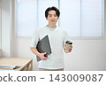 一位身著商務休閒裝的年輕男子，手提一台筆記型電腦。 143009087
