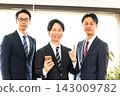 三名身穿西裝的男子和一名身穿西裝、手持智慧型手機的男子正在指向。 143009782