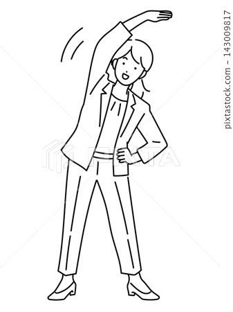 一位身穿西裝的年輕女子正在做廣播體操 143009817