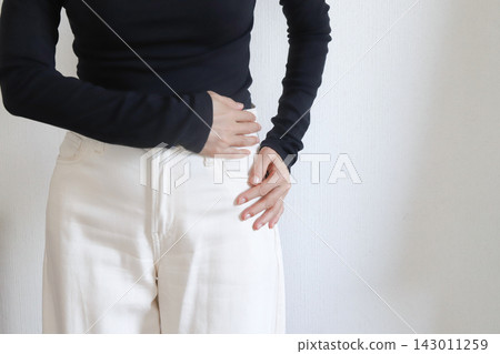 女性出現腰部和髖關節疼痛 143011259