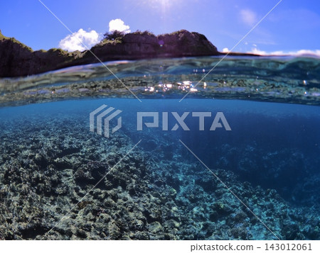 A half-submerged landscape at Cape Maeda, Onna Village, Okinawa Prefecture. A half-submerged landscape at Cape Maeda, Onna Village, Okinawa Prefecture. 143012061