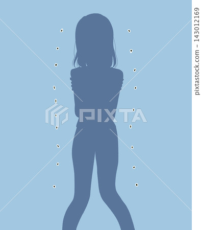 一個女人蜷縮著身子,身影顫抖。 一個女人蜷縮著身子,身影顫抖。 143012169