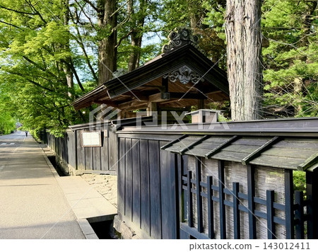 A street lined with Yakui-mon gates and black wooden fences, adorned with the clear blue sky of May and the fresh greenery of the trees. (Samurai Residence Street / Kakunodate-cho, Semboku City, Akita Prefecture) A street lined with Yakui-mon gates and black wooden fences, adorned with the clear blue sky of May and the fresh greenery of the trees. (Samurai Residence Street / Kakunodate-cho, Semboku City, Akita Prefecture) 143012411