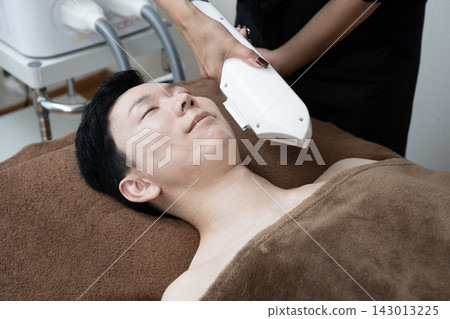 為男性提供臉部除毛服務的美容師 為男性提供臉部除毛服務的美容師 143013225