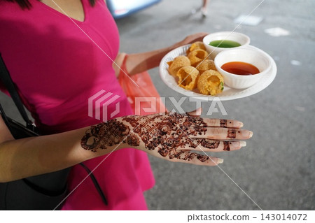 Indian street food and traditional henna art Indian street food and traditional henna art 143014072