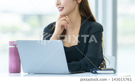 使用電腦的女人/女商人 143015761