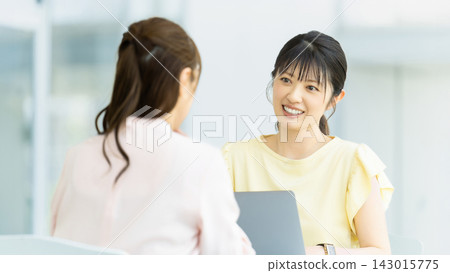 兩位女商務人士正在開會 143015775