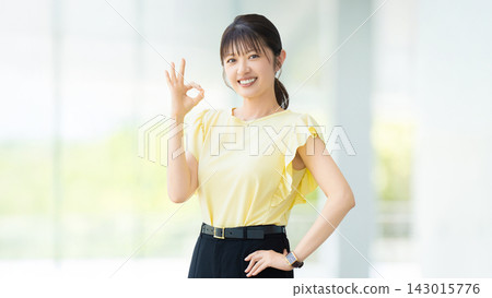 女人/女商人做出 OK 姿勢 女人/女商人做出 OK 姿勢 143015776