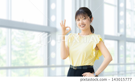女人/女商人做出 OK 姿勢 女人/女商人做出 OK 姿勢 143015777