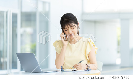 在辦公桌前工作的女性/女商人 在辦公桌前工作的女性/女商人 143015792