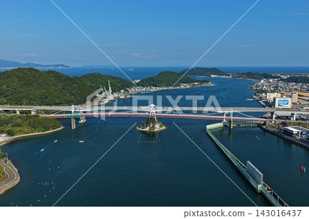 空拍照片,展現了德島縣鳴門市的懸索橋、海峽和港口。 空拍照片,展現了德島縣鳴門市的懸索橋、海峽和港口。 143016437