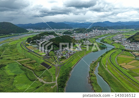 一張空拍照片,展現了高知縣四萬十市的四萬十川、橋樑和居民區。 一張空拍照片,展現了高知縣四萬十市的四萬十川、橋樑和居民區。 143016512