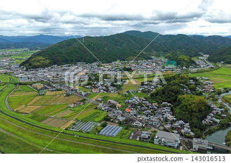 空拍照片捕捉了高知縣四萬十市的鄉村風景。 空拍照片捕捉了高知縣四萬十市的鄉村風景。 143016513