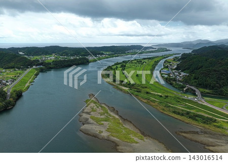 Aerial photograph of the Shimanto River flowing through Shimanto City, Kochi Prefecture. Aerial photograph of the Shimanto River flowing through Shimanto City, Kochi Prefecture. 143016514