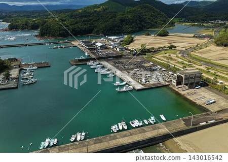 空拍照片捕捉了高知縣黑潮町的漁港和沿海景色。 空拍照片捕捉了高知縣黑潮町的漁港和沿海景色。 143016542