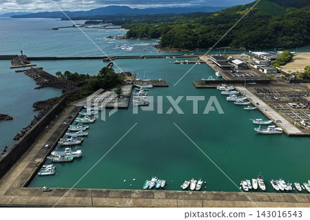 空拍照片捕捉了高知縣黑潮町的漁港和沿海景色。 空拍照片捕捉了高知縣黑潮町的漁港和沿海景色。 143016543