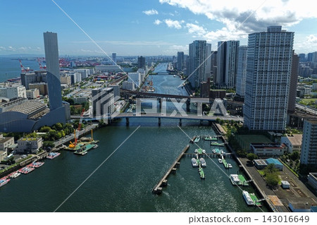 Aerial photograph capturing rivers, bridges, and waterfront urban areas in Minato Ward, Tokyo. Aerial photograph capturing rivers, bridges, and waterfront urban areas in Minato Ward, Tokyo. 143016649